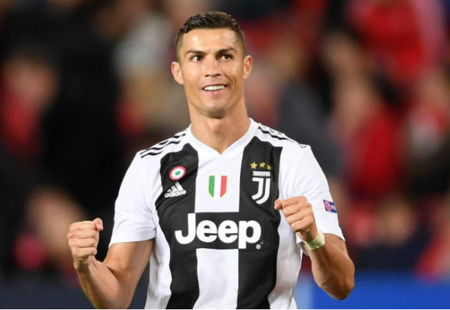 主裁谈拜仁点球：塔的手扩大了接触面积；凯恩的肘碰到了对方（主裁解析拜仁点球判罚：塔手部扩大防守面积，凯恩肘部与对手有接触）