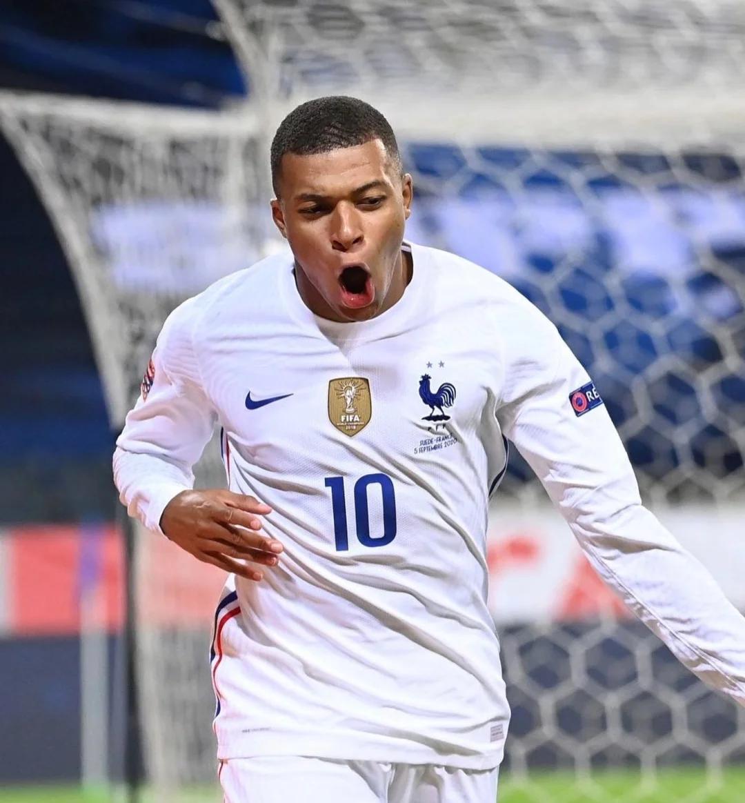 麦克阿瑟vs布里斯班狮吼因闪电延迟，开球时间待定（闪电导致麦克阿瑟对阵布里斯班狮吼比赛推迟，开球时间未定）