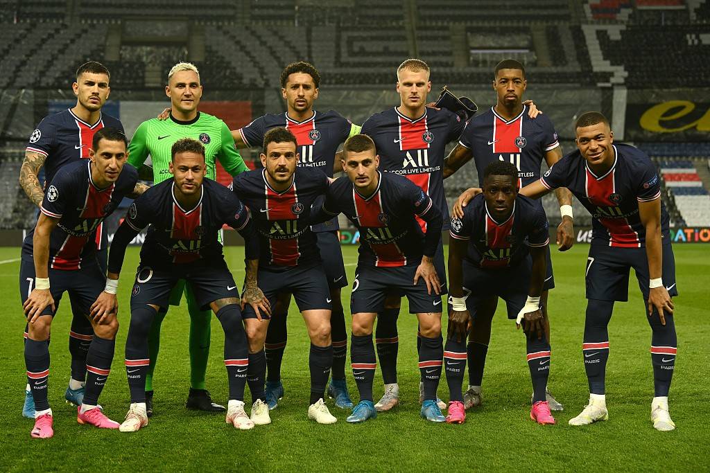 詹姆斯关键时刻稳住节奏（决胜时刻詹姆斯掌控全局）