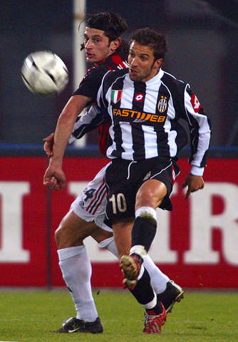 曼联高层对阿莫林分歧曝光，两人力挺两人质疑！12月战绩或定未来（曼联管理层对阿莫林意见分化：两人力挺两人存疑，12月表现或成去留关键）