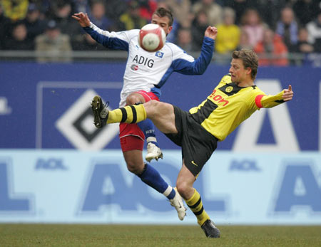 足球欧洲杯官方发布主题曲，引热议（欧洲杯公布官方主题曲，掀起热议）