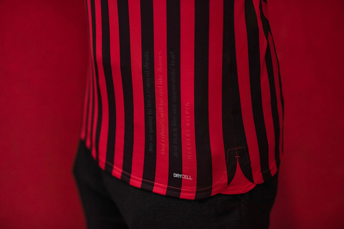 曼联在传闻中受到“特殊”德甲边锋的诱惑，内部人士透露他被告知要拒绝转会（曼联据传看上“特别”德甲边锋，知情者称球员已被建议拒绝加盟）